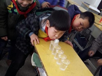 以地摊扔乒乓球扔进杯子的技巧（轻松掌握，乐趣加倍）