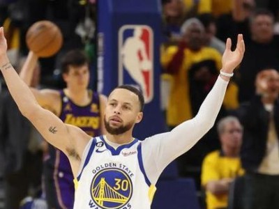 2015年NBA全三分球排行榜（探秘NBA历史上最顶尖的三分射手和他们的神奇成就）