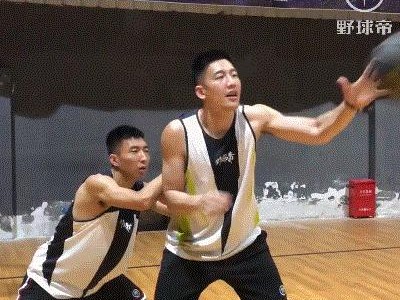 背身卡位（揭秘背身卡位战术，让对手无从下手）