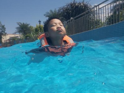 大个子美女游泳换气技巧，让你畅游水中如鱼得水（以身高为优势，游泳换气技巧助你游得更快更远）