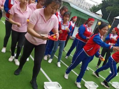 单手托乒乓球接力技巧（以单手托乒乓球接力训练，轻松拓展运动技巧与竞技水平）