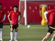 如何有效学习足球起步方法技巧（从基础到进阶，掌握足球起步技能）