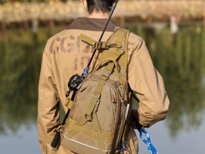 路亚钓鱼背包的选择与使用技巧（提升路亚钓鱼效果的必备装备及操作要点）