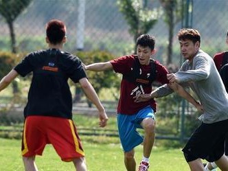 足球技巧大全（突破难题轻松解决，让你成为过人高手！）