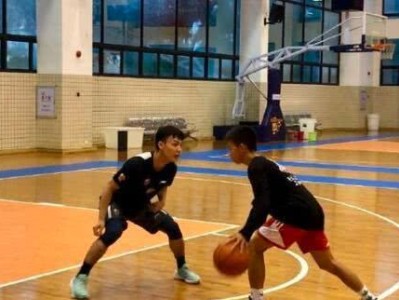 小孩单挑篮球（如何应对小孩的篮球进攻，用巧妙的防守策略取胜）