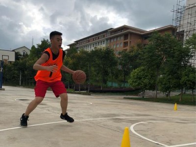 篮球教学（如何在篮球比赛中准确判断对手的变向行动并采取合适的防守站位）