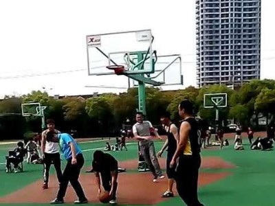 打篮球时的正确防守姿势（提升防守能力，赢得比赛关键）