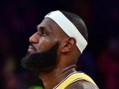 詹姆斯在NBA历史三分球排行榜中的地位（揭秘詹姆斯的三分球进步和纪录打破）