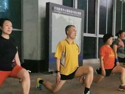 篮球防守技巧之弓步应用（掌握弓步，成为篮球防守的强力利器）
