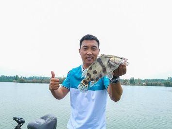 小朋友玩起路亚钓鱼的乐趣与收获（带着好奇心和勇气，小钓童追逐自然的足迹）