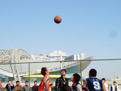 篮球比赛没有防守，攻防战化为进攻大赛（拓展进攻技巧，创造更多得分机会）