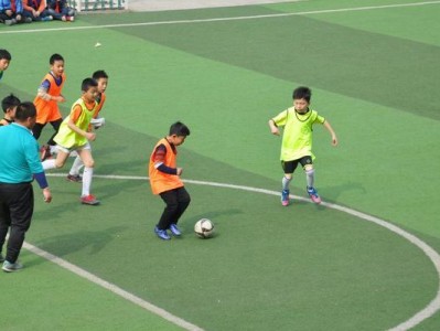 小学足球比赛中的技巧与战术（让孩子们在足球场上脱颖而出的关键）