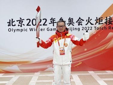探讨篮球防守技巧中的“手卡脖子”策略（以手卡脖子为基本技术的篮球防守技巧及应用）