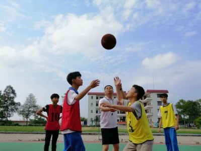 如何提升小篮球防守意识？（掌握关键技巧，有效防守篮球）