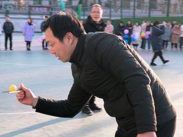 单手拖乒乓球接力技巧（掌握这一技巧，提升你的乒乓球接力水平）