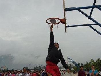 篮球防守纵向移动技巧全解析（提升篮球防守技术的关键要诀）