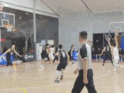 篮球中的人盯人防守技巧（如何进行高效盯人防守，提升防守能力）