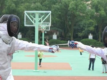 篮球滑步防守教学细节解析（打造高效防守技巧，提升比赛实力）