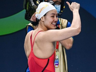 女生自由泳游泳技巧成绩提升的关键（掌握正确姿势与节奏提高自由泳成绩）