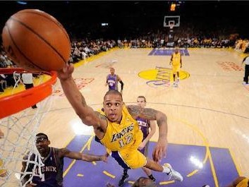 NBA历史扣篮次数排行榜前十（纵览NBA历史中最激动人心的飞跃瞬间，诠释扣篮的魅力与技巧）