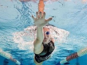 游泳换气技巧（提高游泳技术的关键，抬头换气的正确姿势）