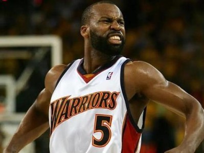 NBA现役赛季三分命中率排行榜揭晓（勇士队新星斯蒂芬·库里成为命中率之王）