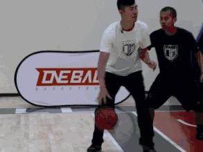 篮球背打技巧解析（以手放腰为基本动作，提高进攻效率）