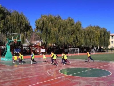 小学篮球防守碎步训练方法（打造灵活防守，提升比赛实力）