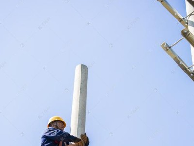 足球技巧之掌握踢球和爬电杆的要领（让你成为足球和登高专家的关键诀窍）