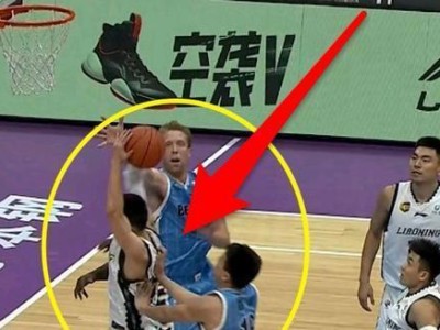 篮球防守中的伸手犯规争议（探讨篮球比赛中防守动作的合法性与规范性）