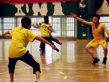 篮球防守技术的三种关键动作（揭秘篮球防守的关键技术，助力你成为防守大师）
