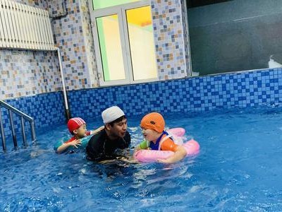 幼儿园游泳技巧教学（培养孩子的水性潜能，从幼儿园开始）