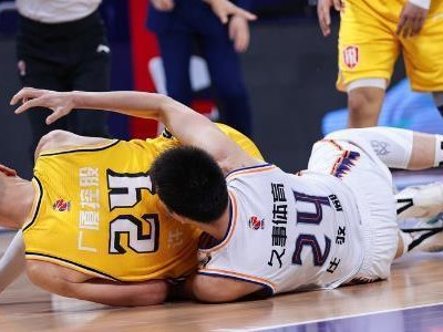 打篮球时双臂张开防守犯规吗？（探讨篮球比赛中双臂张开防守的合法性及技巧）
