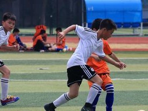 足球小学生比赛技巧大全（为孩子们提供赛场上的胜利关键技巧与策略）