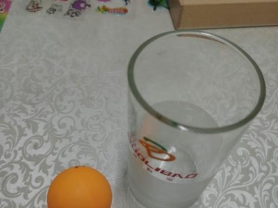 乒乓球投进玻璃杯的技巧（掌握正确击球姿势，提高准确性和稳定性）
