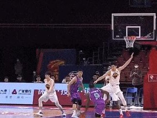 篮球防守时的犯规位置与规避方法（掌握合理位置，避免犯规困扰）