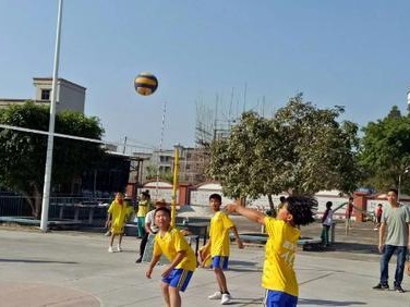 小学生防守篮球式踢足球（用笑声击败对手，从篮球汲取防守智慧）