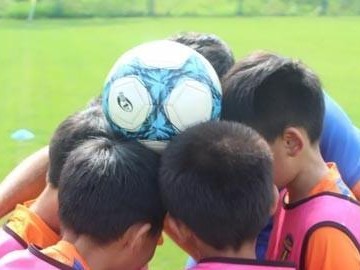 学会足球技巧的秘诀（从零开始，迈向足球之路）