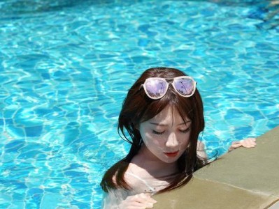 以狗爬式美女游泳换气技巧，轻松提高游泳水平（学会这个关键技巧，让你游泳更加流畅自如）