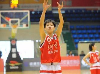 小学生篮球如何突破紧逼防守（技巧与策略助你轻松应对对手）