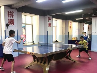 乒乓球基本教学——掌握球艺的关键（通过基础训练提升乒乓球技巧，打造高水平选手）