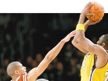 MasteringDefensiveFootworkinBasketball（KeyStrategiesandTechniquestoImproveYourDefensiveGame）