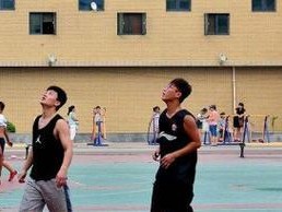 打篮球中的侧面防守技巧（掌握侧面防守，提升你的篮球防守能力）