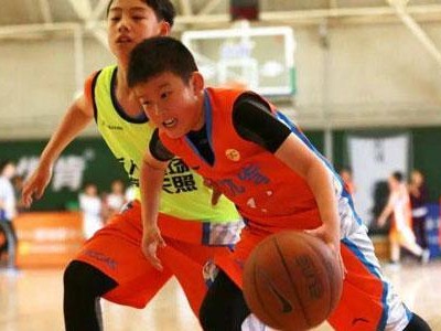 幼儿篮球摆脱防守训练——突破技巧的提升（让孩子们轻松应对防守，尽情施展个人技术）