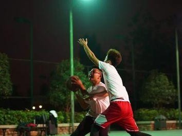 提升实战防守技巧，让你成为1v1篮球之王（攻守兼备，防守稳准狠！）