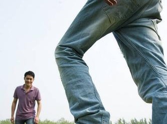 成人踢足球的方法技巧（提升技术水平，享受足球乐趣）