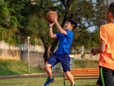 以少年篮球防守技巧教学反思（打造坚实的篮球防守基础，提升少年球员综合素质）