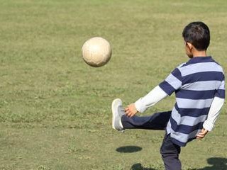 小学生踢足球的技巧与诀窍（让孩子爱上足球，打造未来之星）