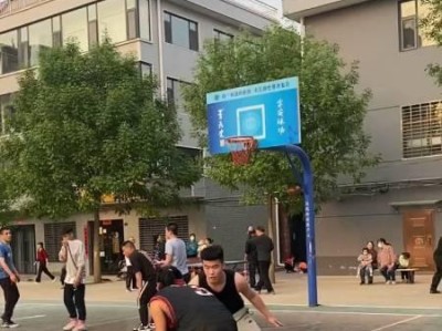 篮球比赛中的认真防守（助你取得胜利的关键）