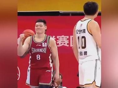 应对贴身防守，篮球小前锋的技巧与策略（击败对手，突破贴身限制！）
